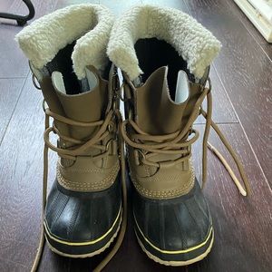 Sorel waterproof winter duck style boots
